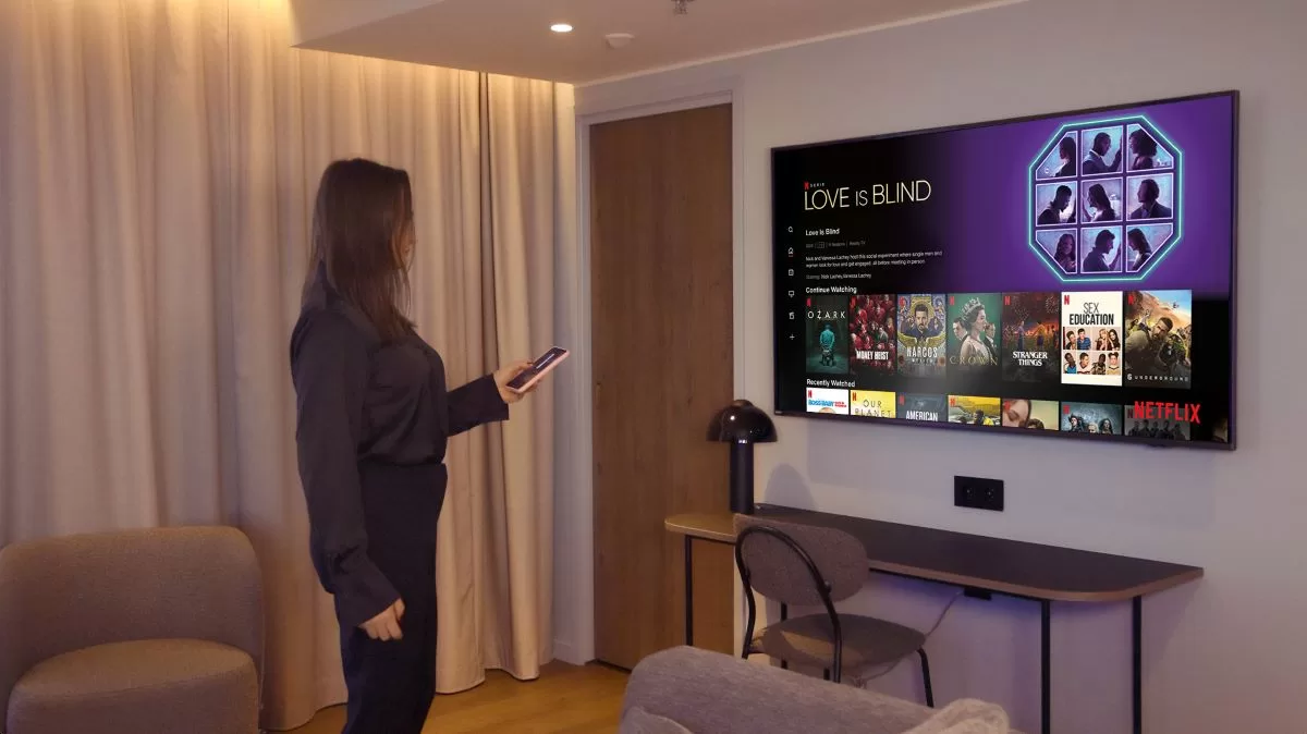 Helsinki’s newest premium Airport hotel takes guestroom entertainment and business capabilities to new heights with 800 Philips Professional Displays
